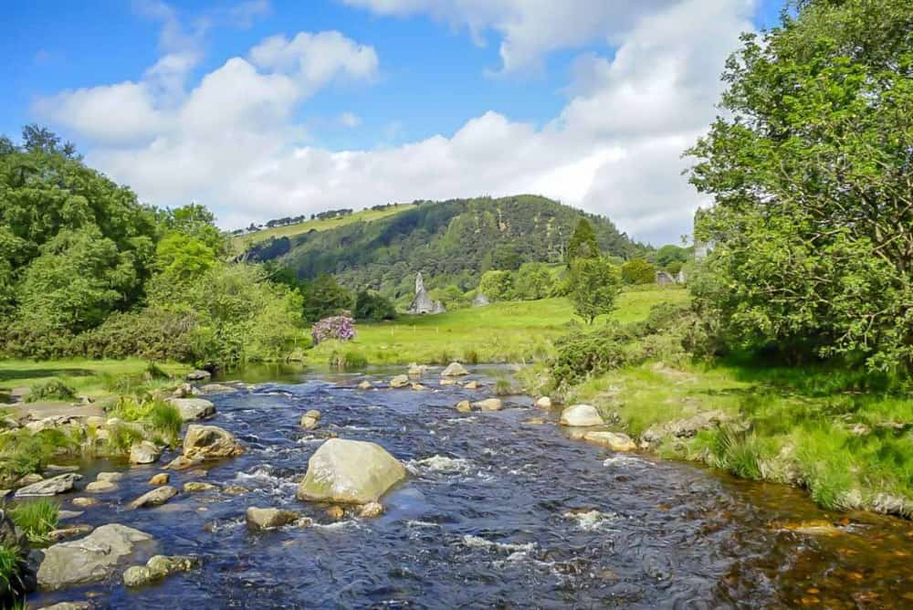 Un ruisseau coulant dans la verdure dans les montagnes de Wicklow, en Irlande.