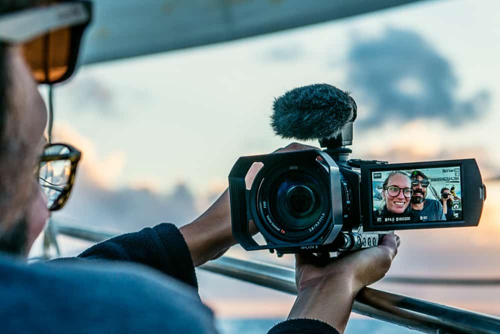 Brian und Karin fotografieren sich selbst mit ihrer professionellen Kamera.