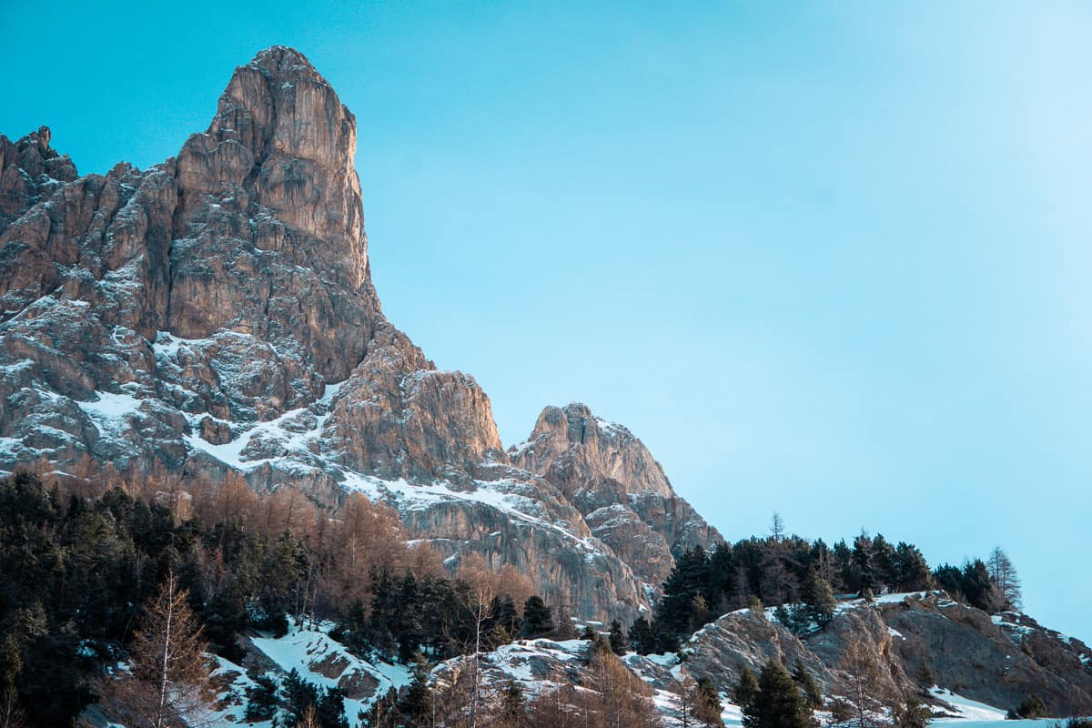 blauwe lucht hangt over de rotswanden van de bergen van Serre Chevalier.