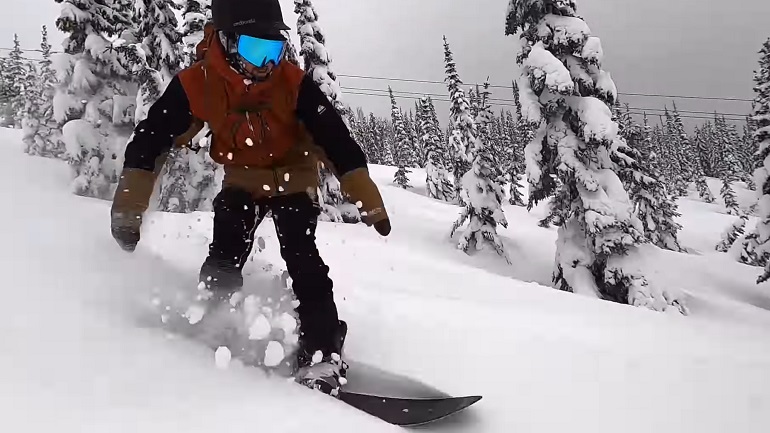 les meilleurs snowboards pour le carving