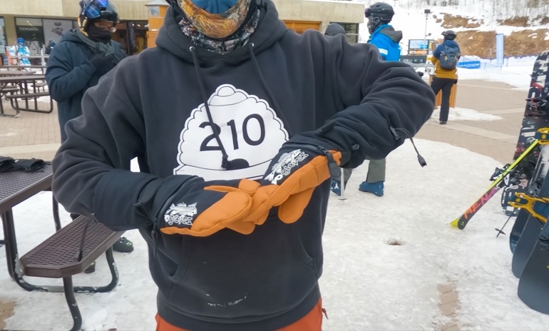 why do snowboarders wear mittens