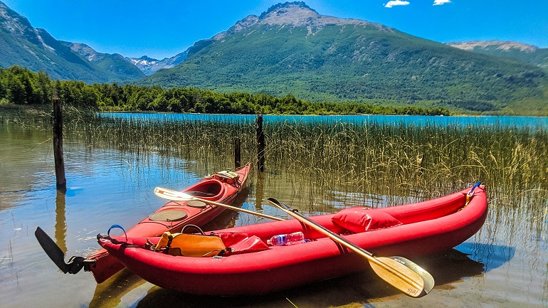 s'asseoir sur le dessus ou s'asseoir dans le kayak