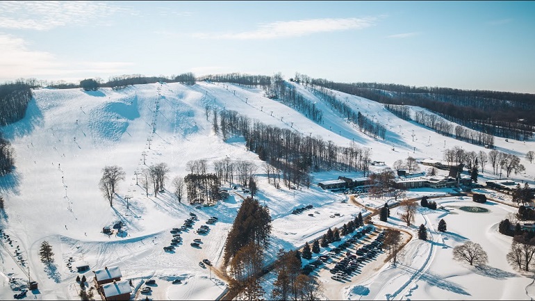 Skifahren in den Bergen von Michagin