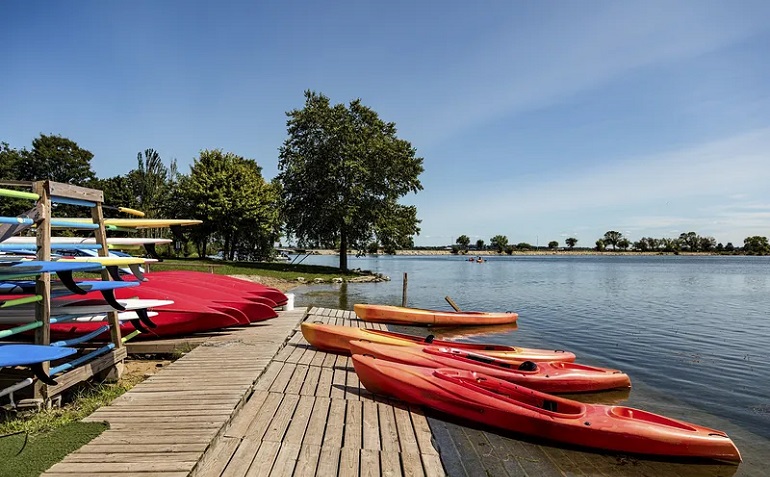 Kayaks assis à l'intérieur