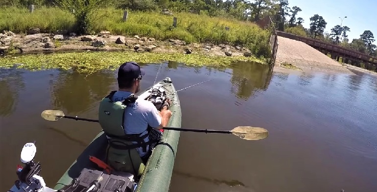 kayak de pêche debout assis sur le dessus