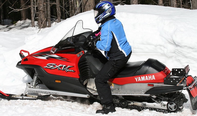 Ausrüstung für das Schneemobilfahren