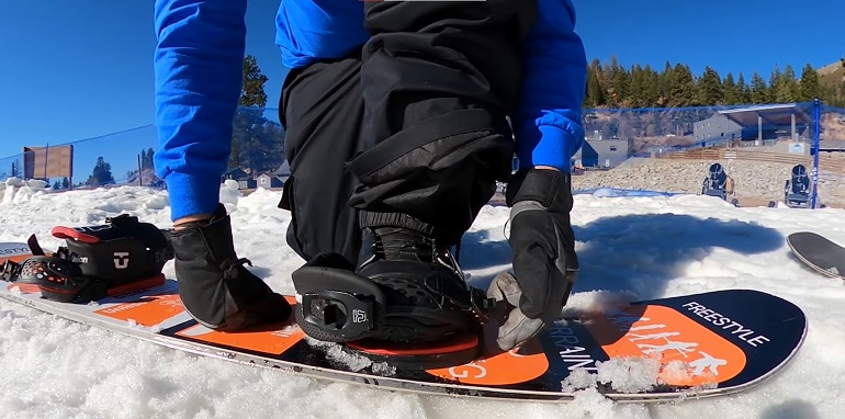 wie man Snowboardschuhe schnürt