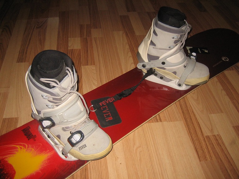 wie man Snowboardschuhe anzieht