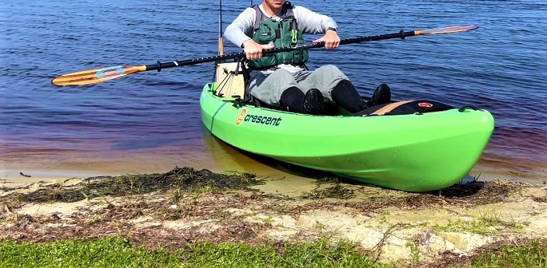 how to hold kayak paddle