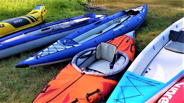 difference between kayak and canoe