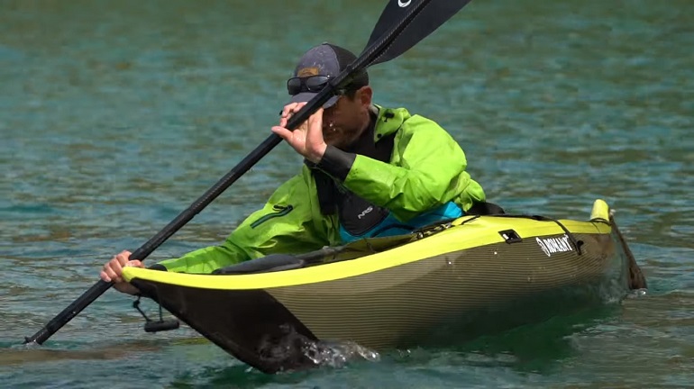 how to use a kayak paddle