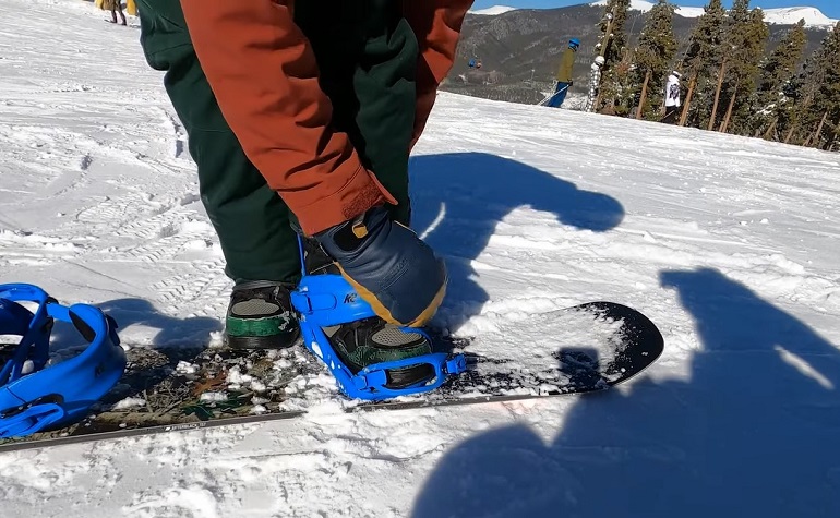 how to strap into a snowboard