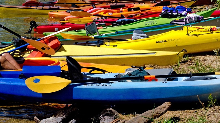 store kayak outside