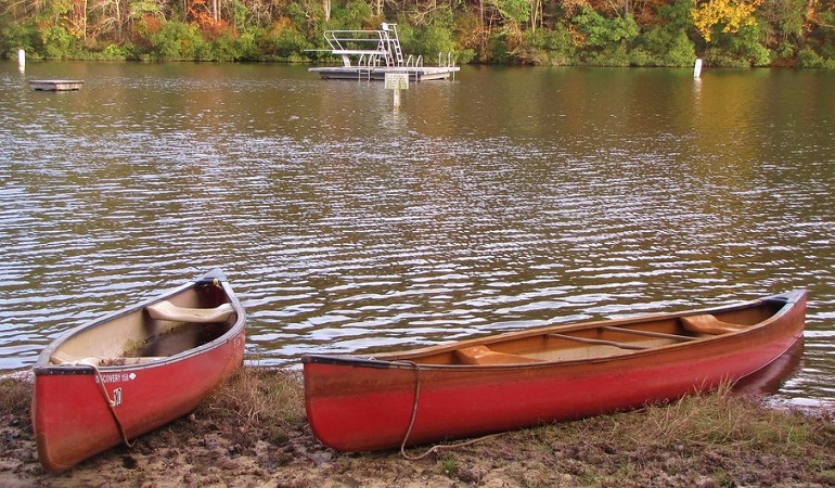 1 homme en canoë