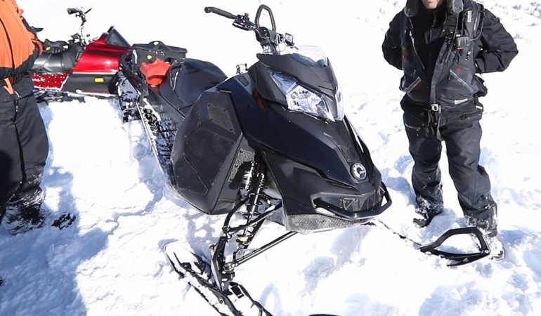 Schneemobilspur auf dünner Schneedecke