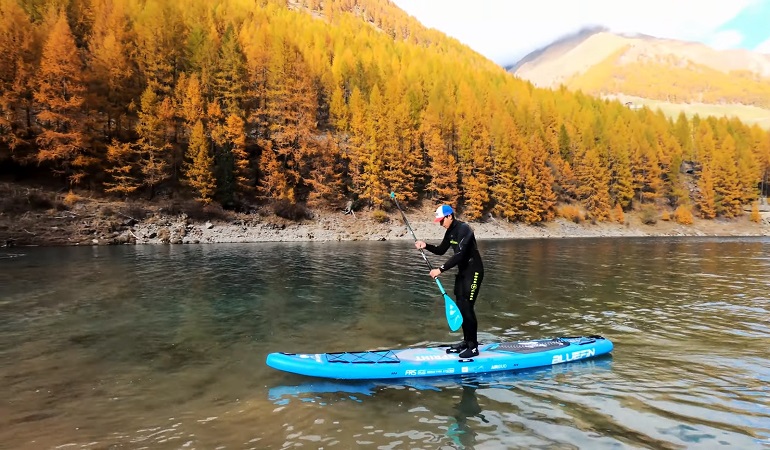 stand-up paddle board met een opgerolde riem