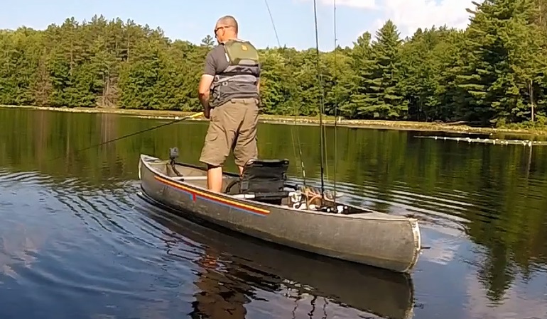 un homme en canoë