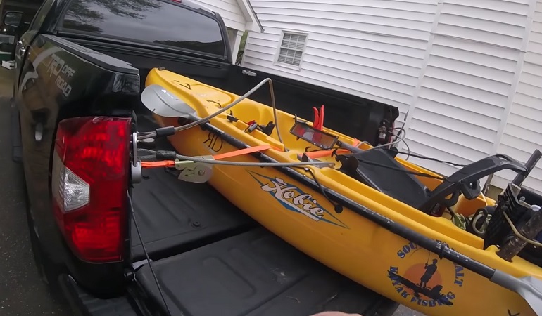 transport des kayaks dans la plate-forme du camion