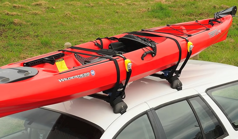 kayak dans le lit du camion avec le hayon relevé