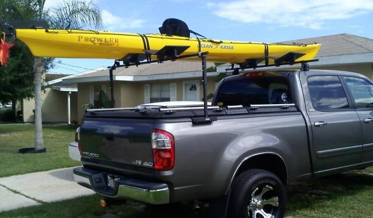 kayak dans le lit du camion