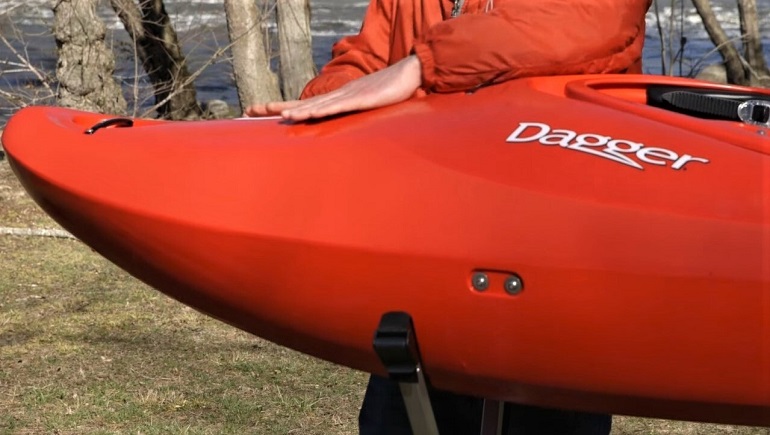 kayaks pour le rafting en eau vive