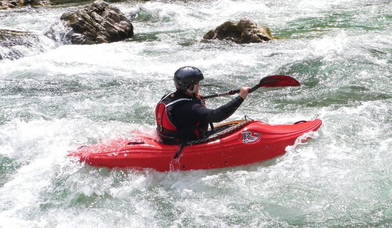 kayak d'eau vive assis sur le toit