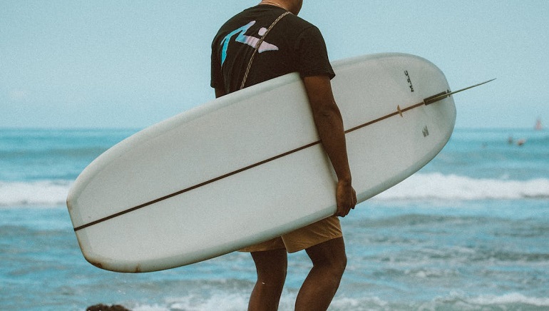 surfplank waar je op staat en peddelt