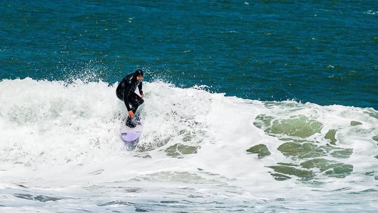 surfer sur les vagues avec des planches à pagaie gonflables