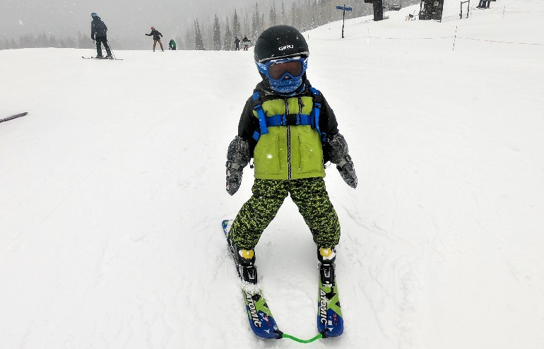 Kind das Skifahren beibringen