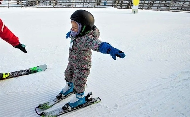 fille faisant du ski de neige